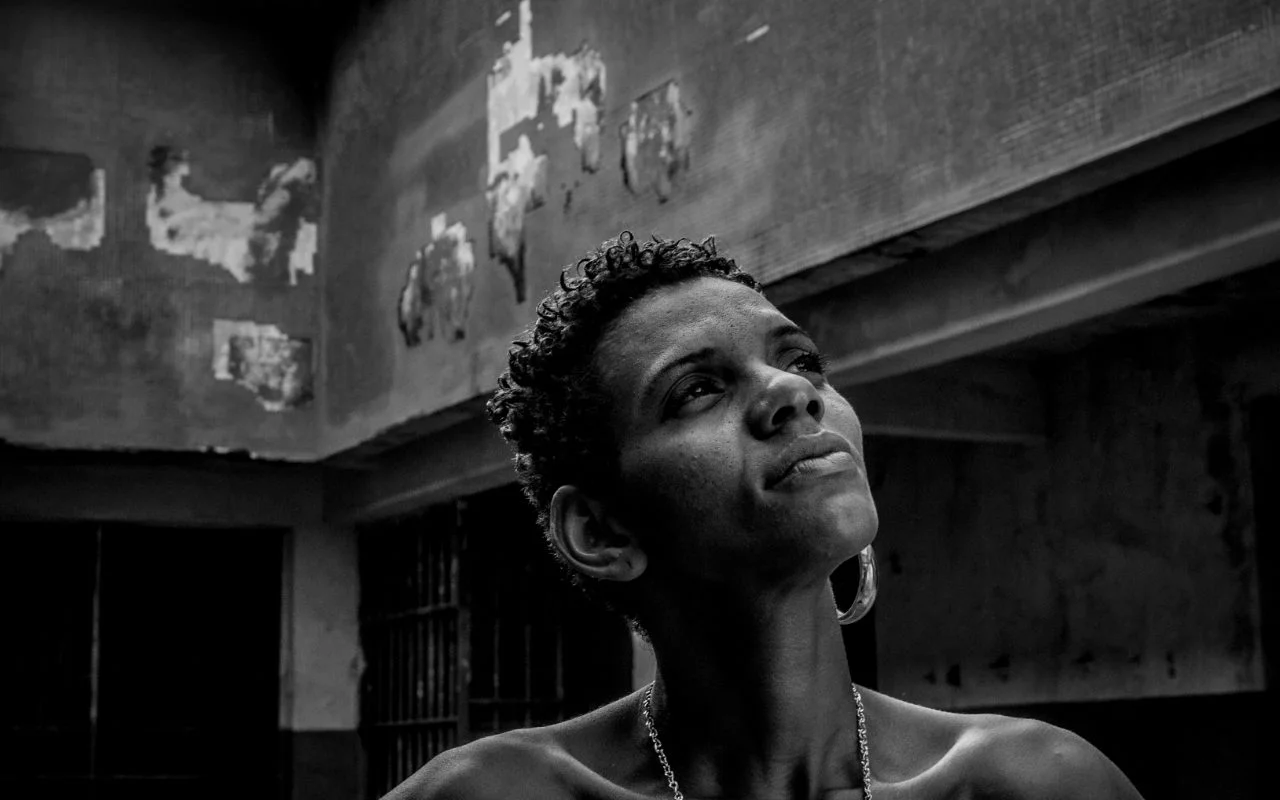 Flores no Cárcere é um belo documentário brasileiro. Saiba mais no Vivente Andante.