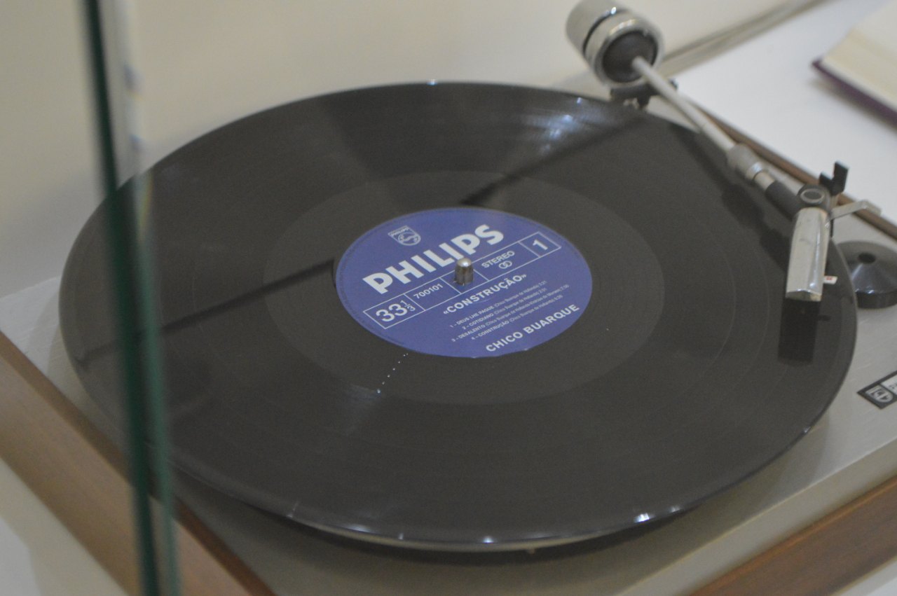 Luísa Mota e o clássico vinil de Chico Buarque: "Construção"