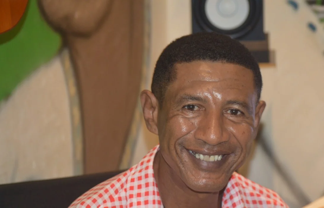 Zinho Brown e a percussão. Entenda os ritmos africanos nessa entrevista no Vivente Andante.