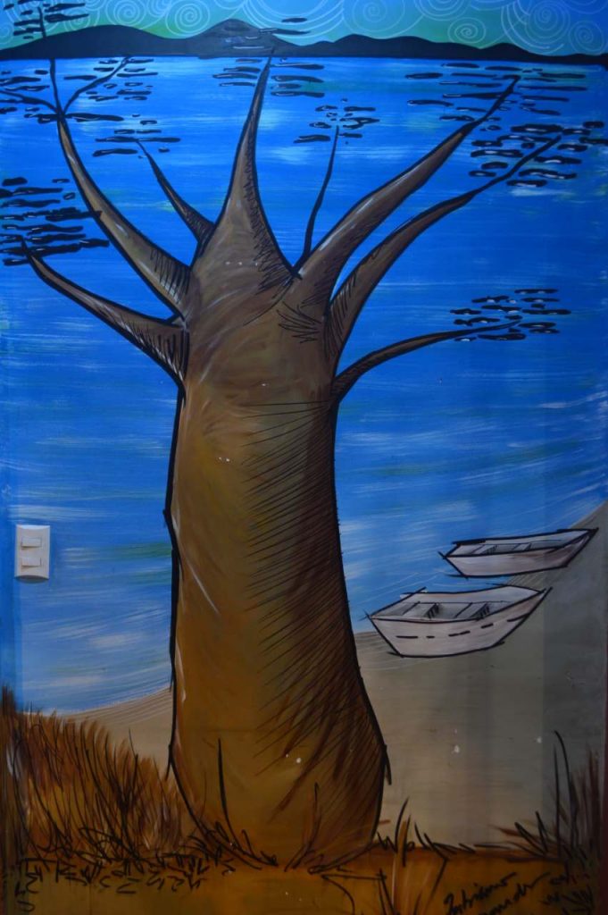 A árvore imbondeiro pintada na afro gourmet é inspiração de Angola. Saiba mais no Vivente Andante, por Alvaro Tallarico