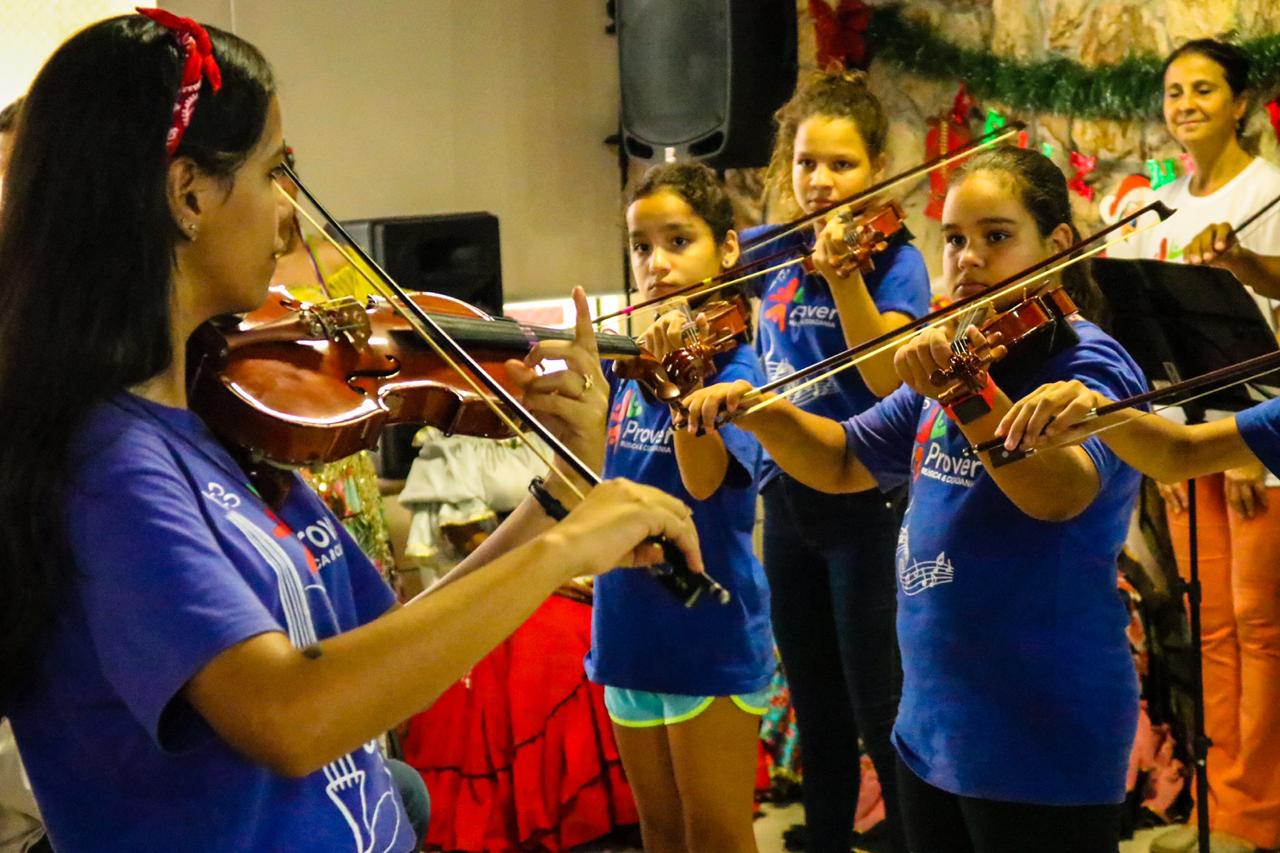A Associação Prover oferece aulas gratutias de música para crianças.