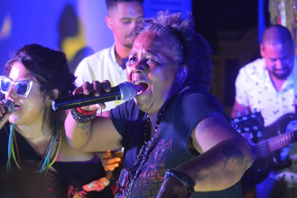 Sandra de Sá com Simone Malafaia no show do Bloco Filhos de Sá no Espaço Dois e Cena. Foto por Alvaro Tallarico. Veja no Vivente Andante.