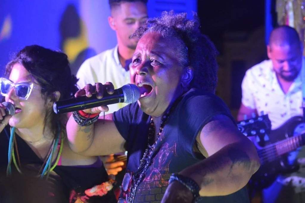 Sandra de Sá com Simone Malafaia no show do Bloco Filhos de Sá no Espaço Dois e Cena. Foto por Alvaro Tallarico. Veja no Vivente Andante.