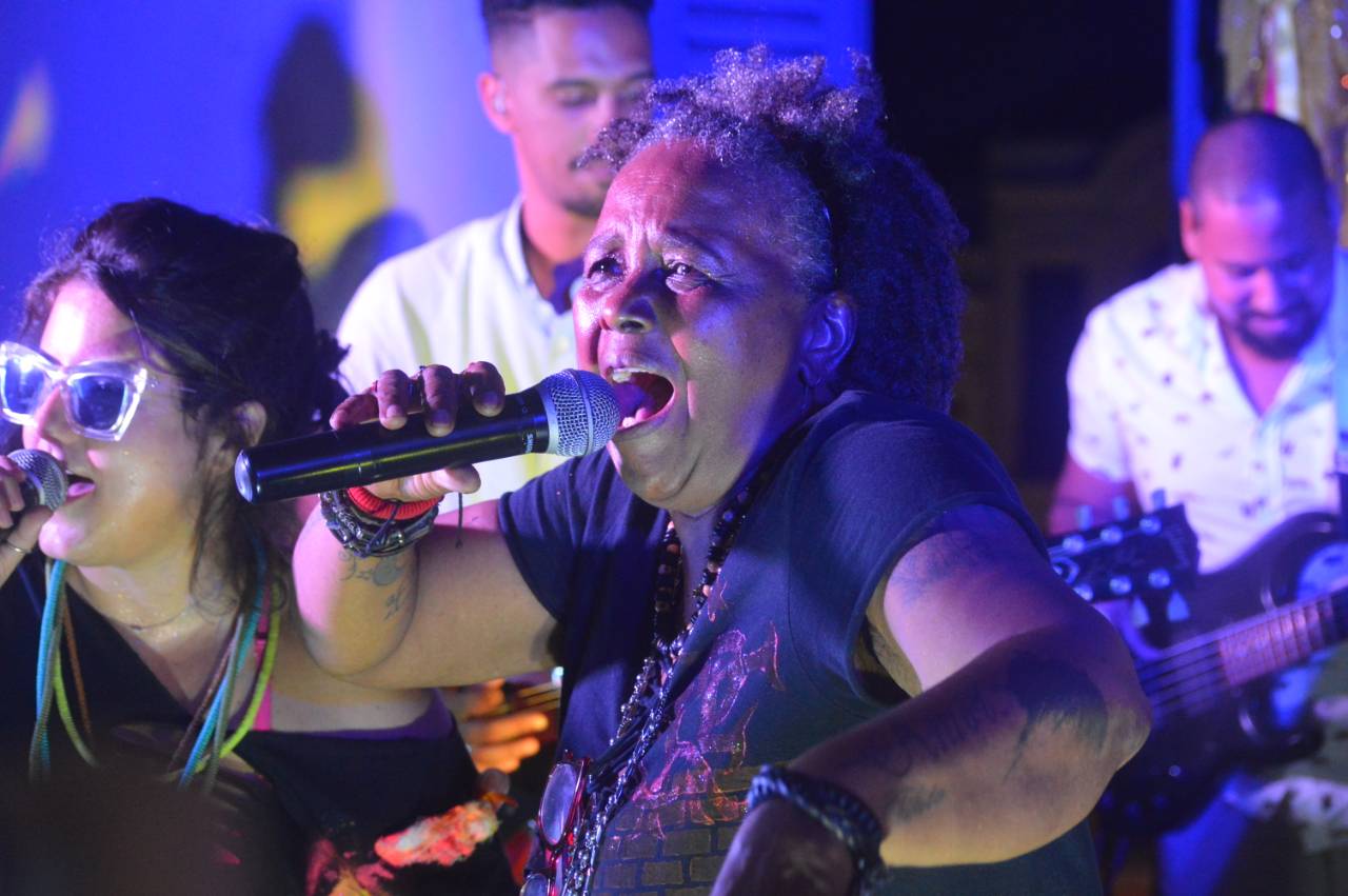 Sandra de Sá com Simone Malafaia no show do Bloco Filhos de Sá no Espaço Dois e Cena. Foto por Alvaro Tallarico. Veja no Vivente Andante.