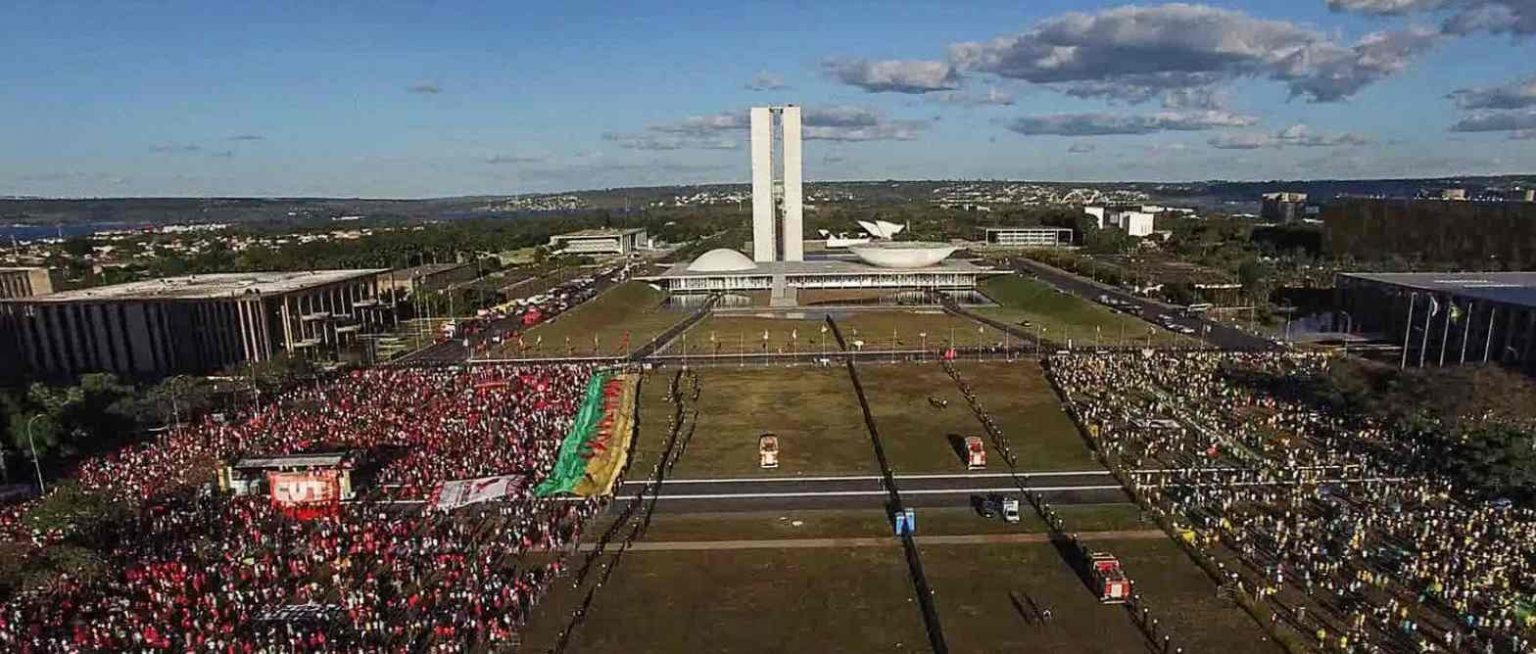 Documentário Democracia em Vertigem gratuito no Circo Voador. Saiba mais no Vivente Andante.