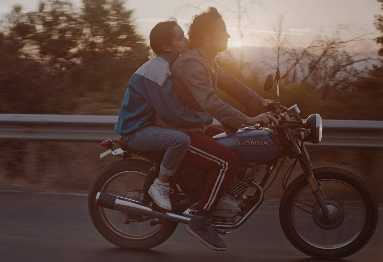 Tarde demais para morrer jovem. Saiba mais na crítica no Vivente Andante. Por Marcelo Poppolino.