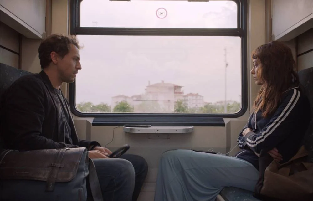 Leyla e Ali sentados no trem