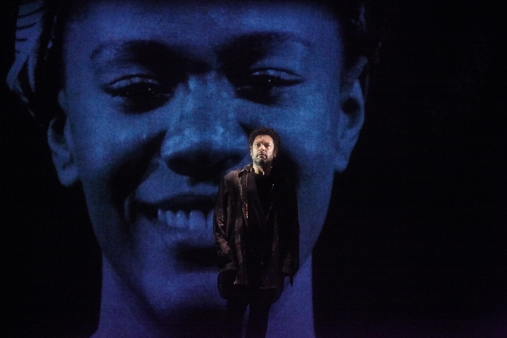 cena da peça "Por Que Não Vivemos?"