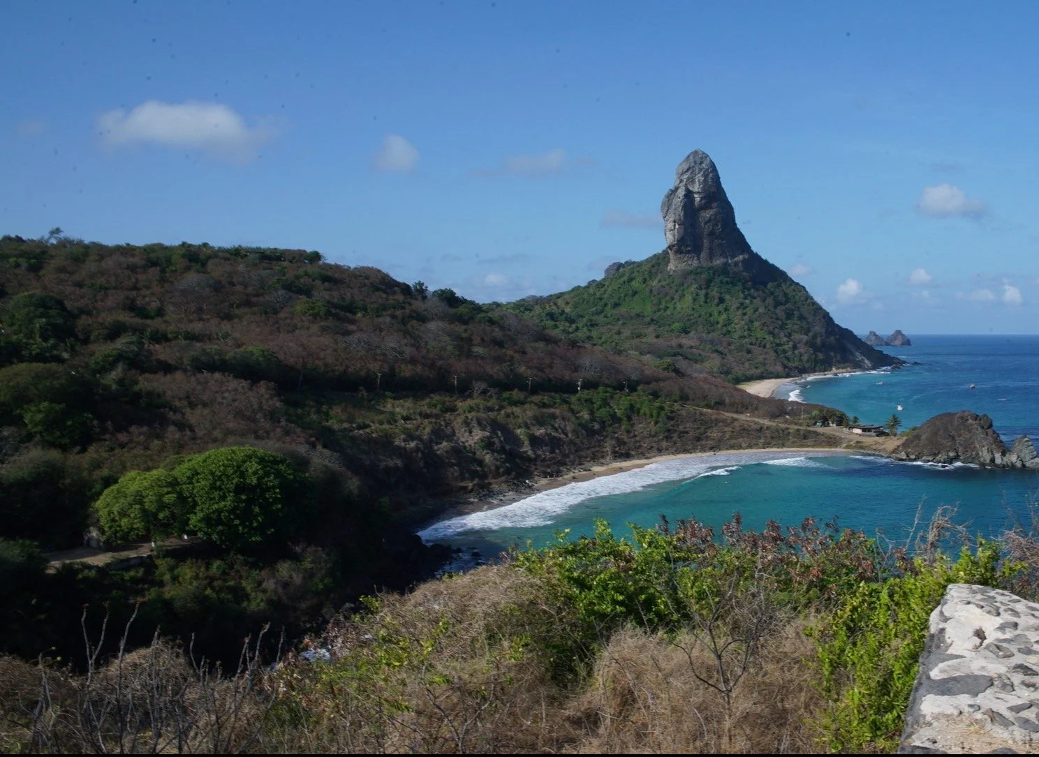 a crítica de proibido nascer no paraiso fernando de noronha