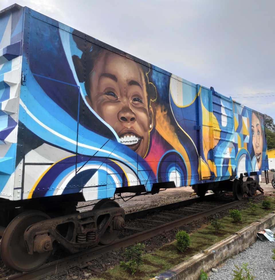 vagão abandonado grafitado