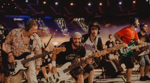 O cantor Supla se unirá em São Paulo ao Rockin'1000 maior banda de rock do mundo. A banda com 1088 músicos se apresentara dia 01 de outubro no Allianz Parque e tocará os maiores clássicos do rock mundial