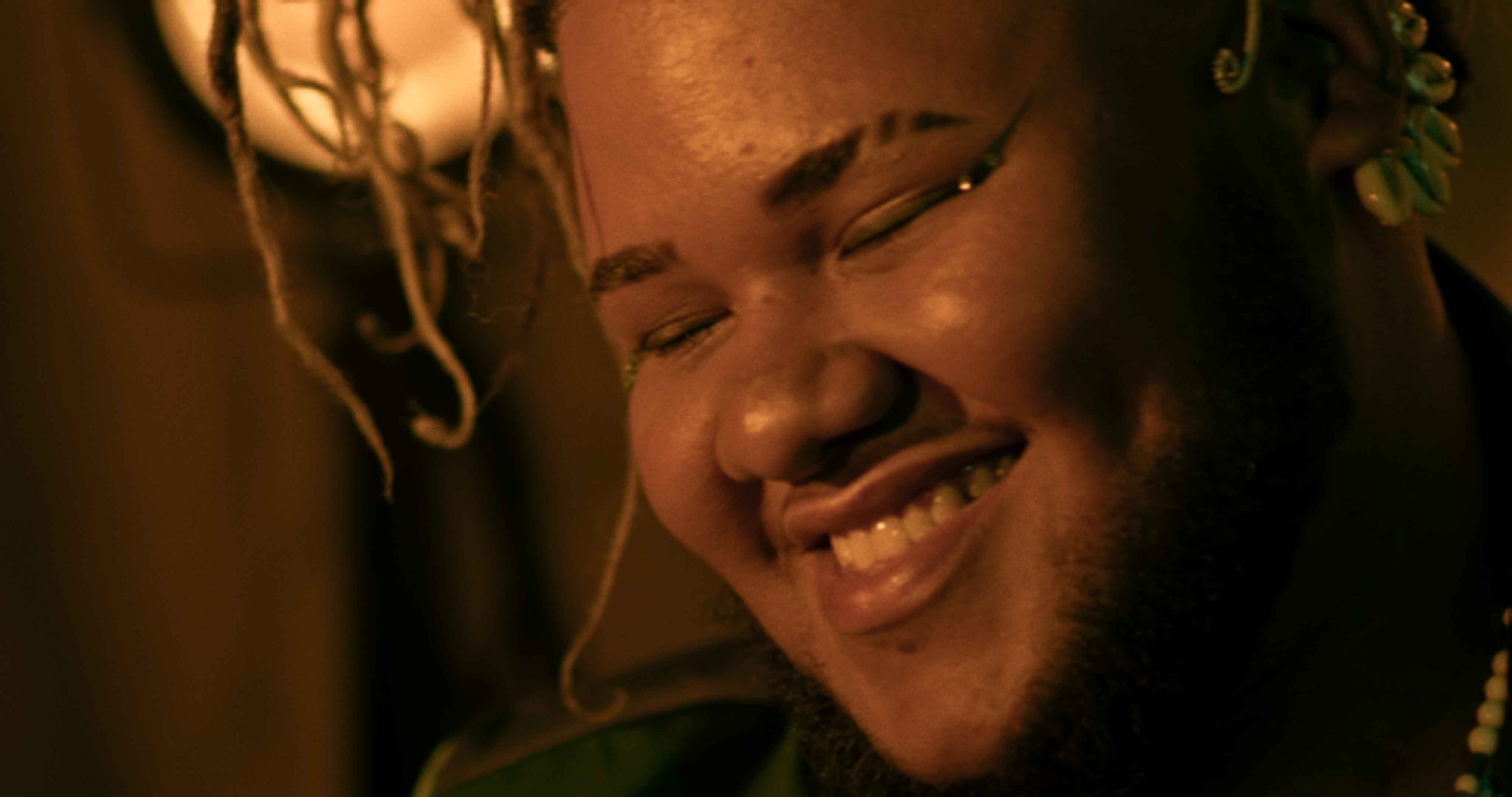 “Na Brisa”, música do cantor e compositor João Loroza, acaba de ganhar clipe. Toda no estilo Afrobeats, a produção tem direção de João Victor Pessanha e conta no elenco com July Soares, Azula, Sol Shakur, Maju Freitas, Lu Medeiros, Marcos Vinicius e Pretodon.