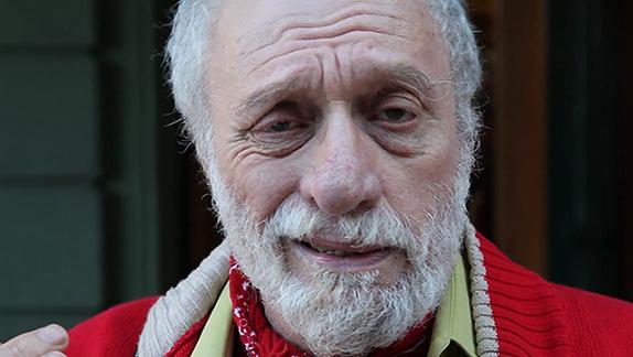 Na foto temos o rosto em close de Paulo César Pereio, no filme Pereio Eu Te Odeio crítica