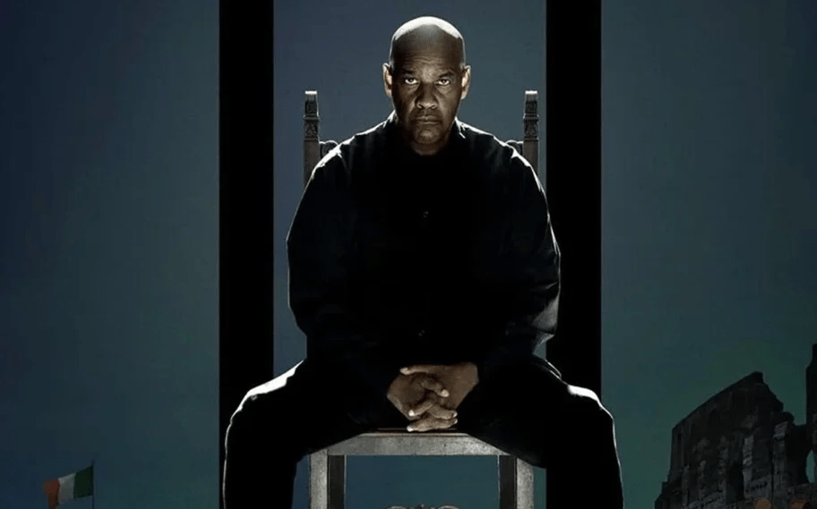 cena de O Protetor 3, com Denzel Washington sentado olhando para a câmera