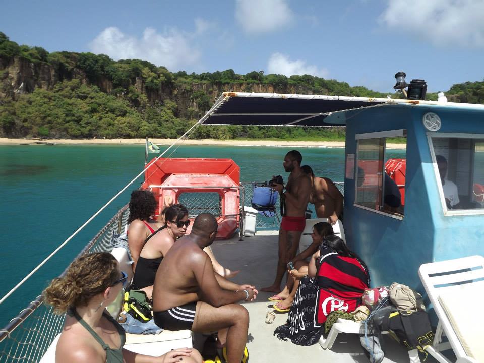 Pessoas num barco em Fernando de Noronha