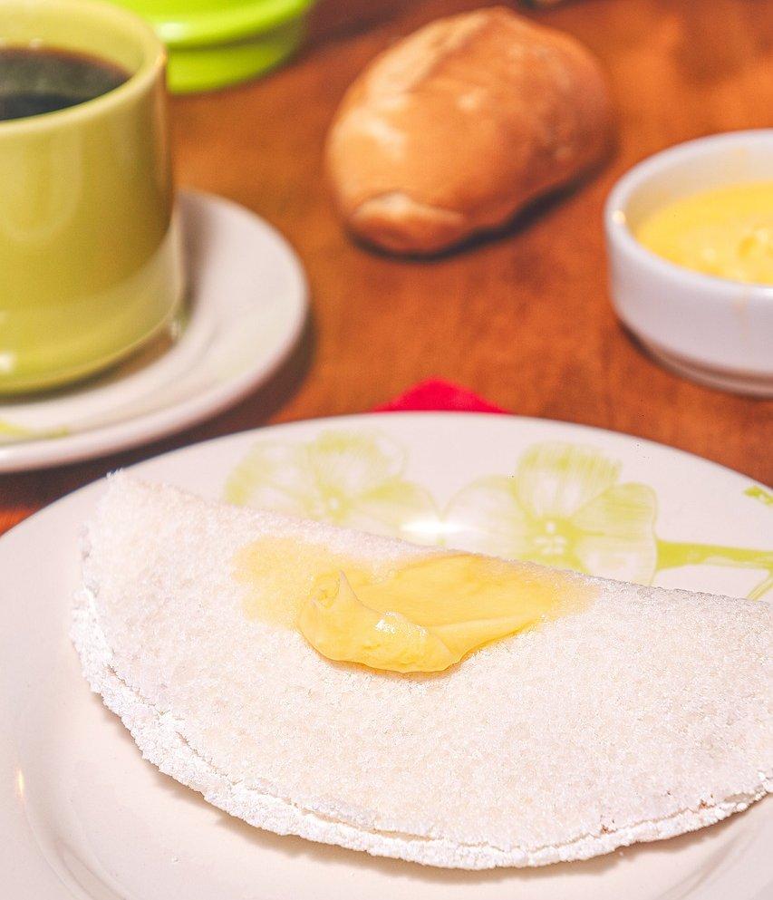 NA foto, uma tapioca em cima de um prato branco.