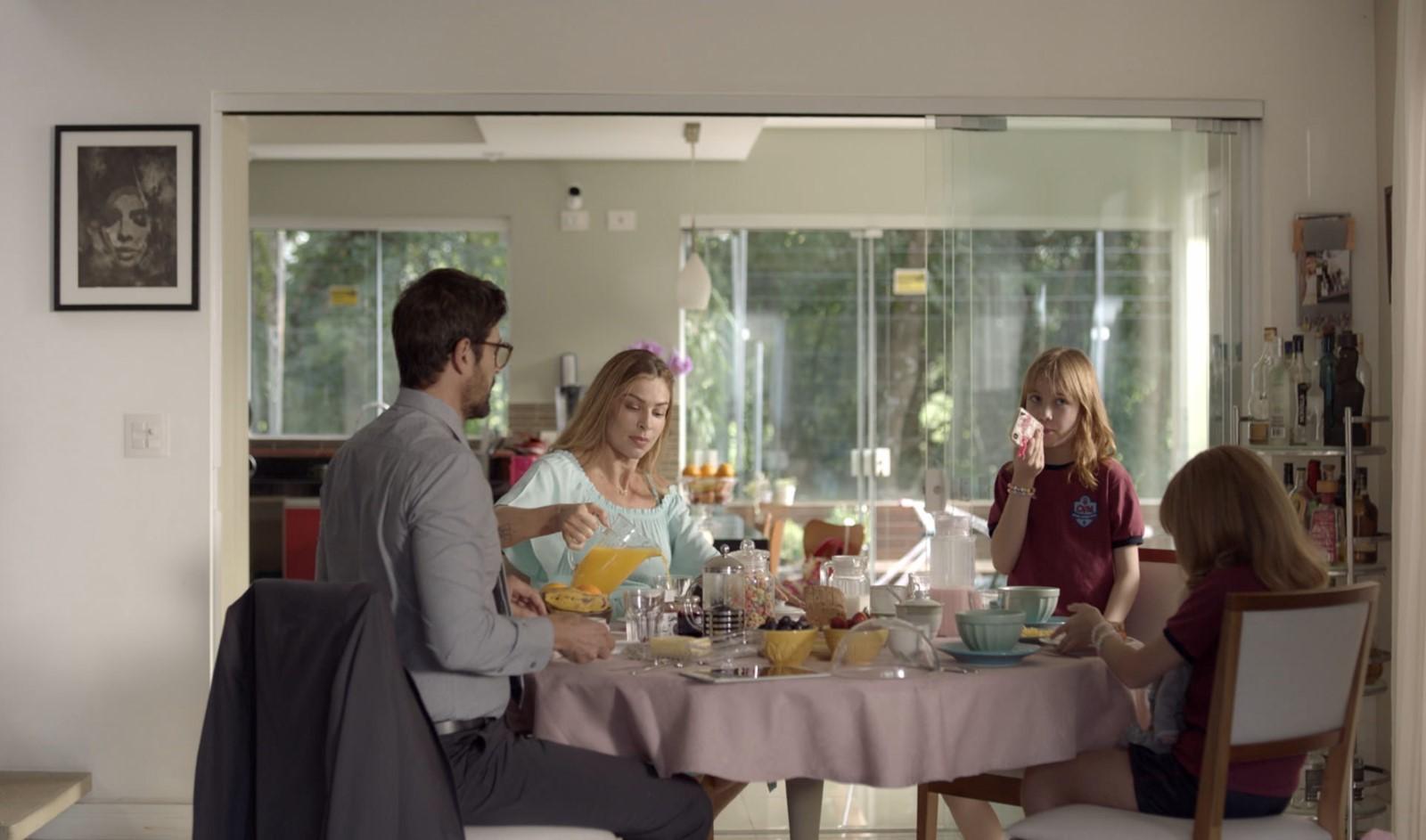 Dirigido por José Eduardo Belmonte, “Uma Família Feliz” ganha teaser e data de estreia nos cinemas – 4 de abril Com Grazi Massafera e Reynaldo Gianecchini o longa tem roteiro de Raphael Montes e produção da Barry Company