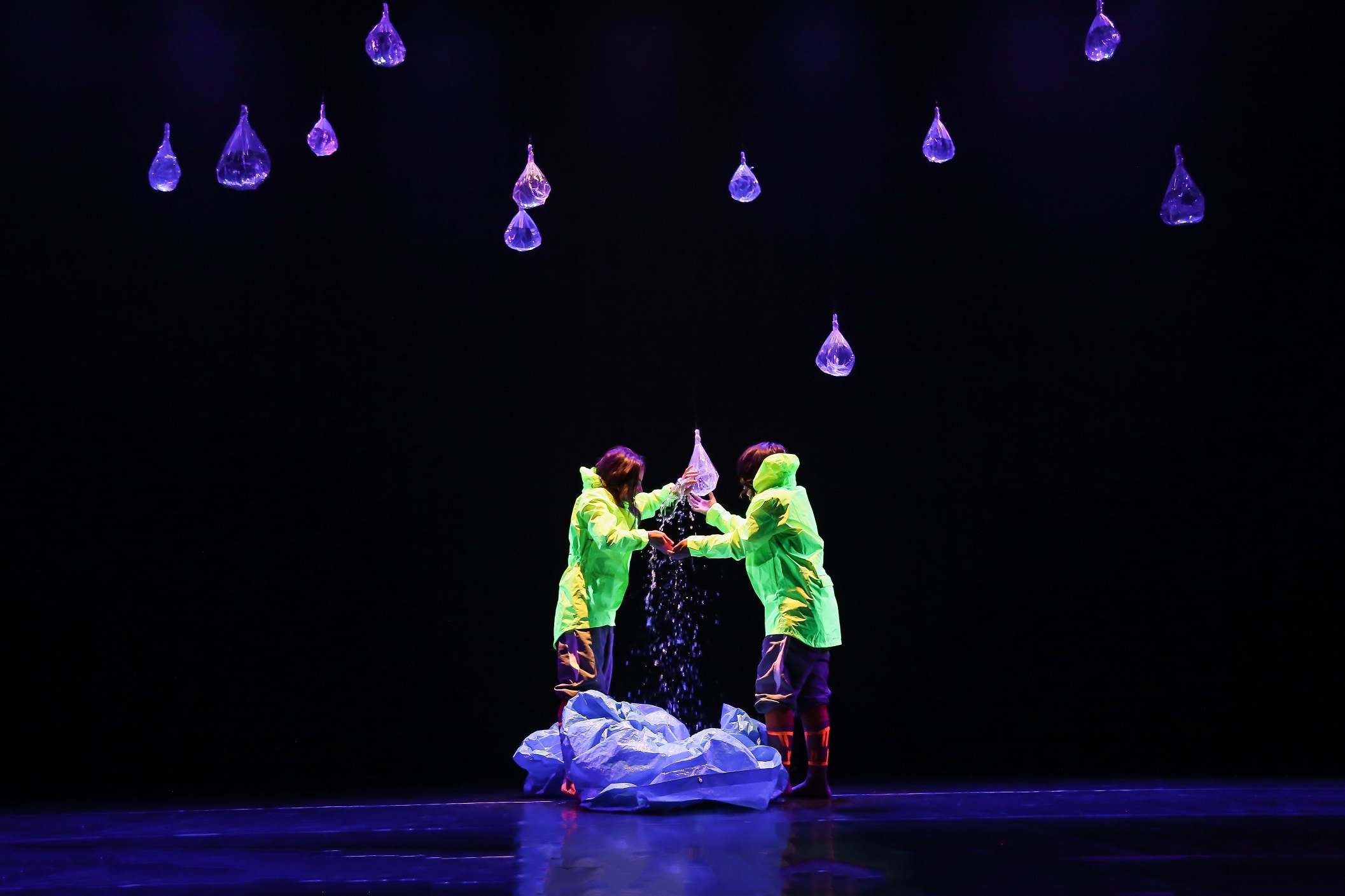 Água redonda e comprida.