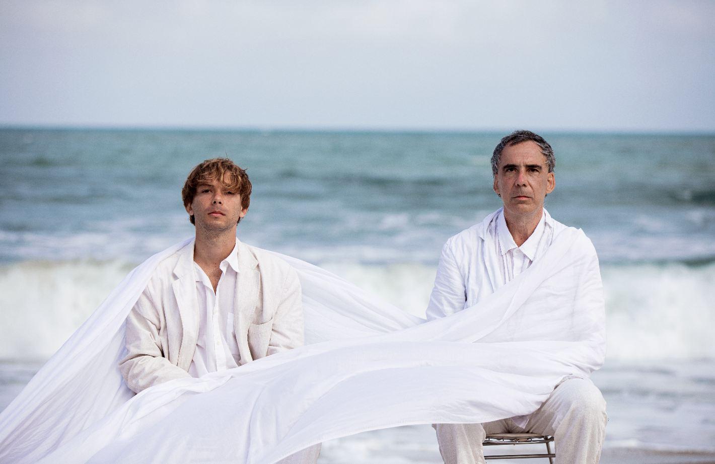 Arnaldo Antunes e Vitor Araújo.