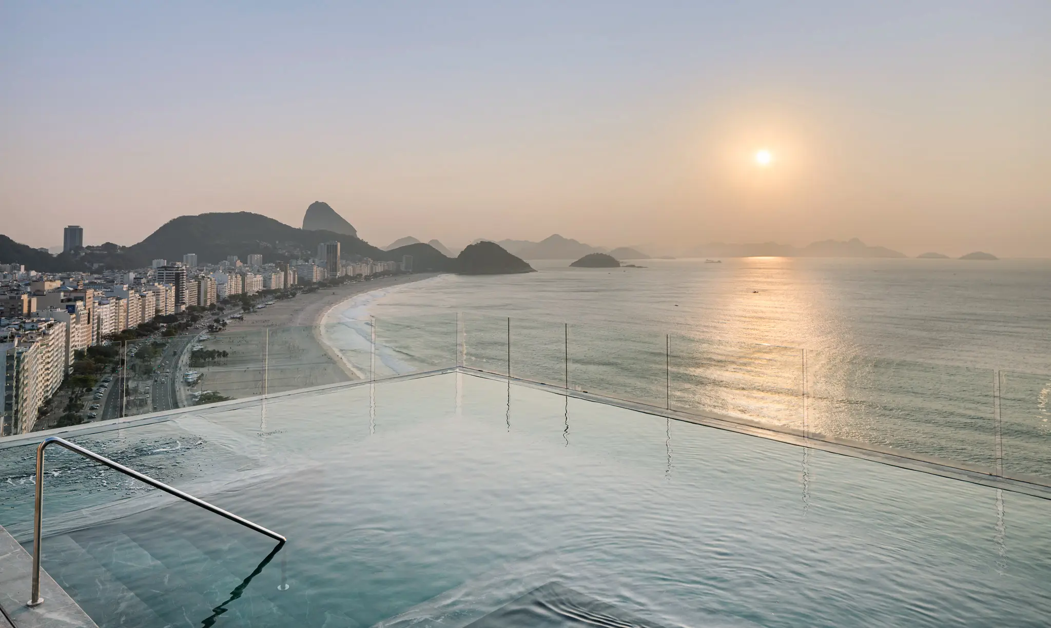 RIO OTHON PALACE INAUGURA NOVO ROOFTOP Rede realiza novos investimentos em reformas e modernização