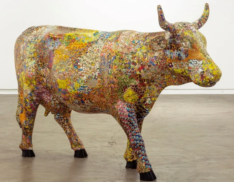 caixa cultural Obra “Pollock Cow" do artista Nelson Leirner, em exposição na CAIXA Cultural Recife. Crédito Foto: Pedro Tressi