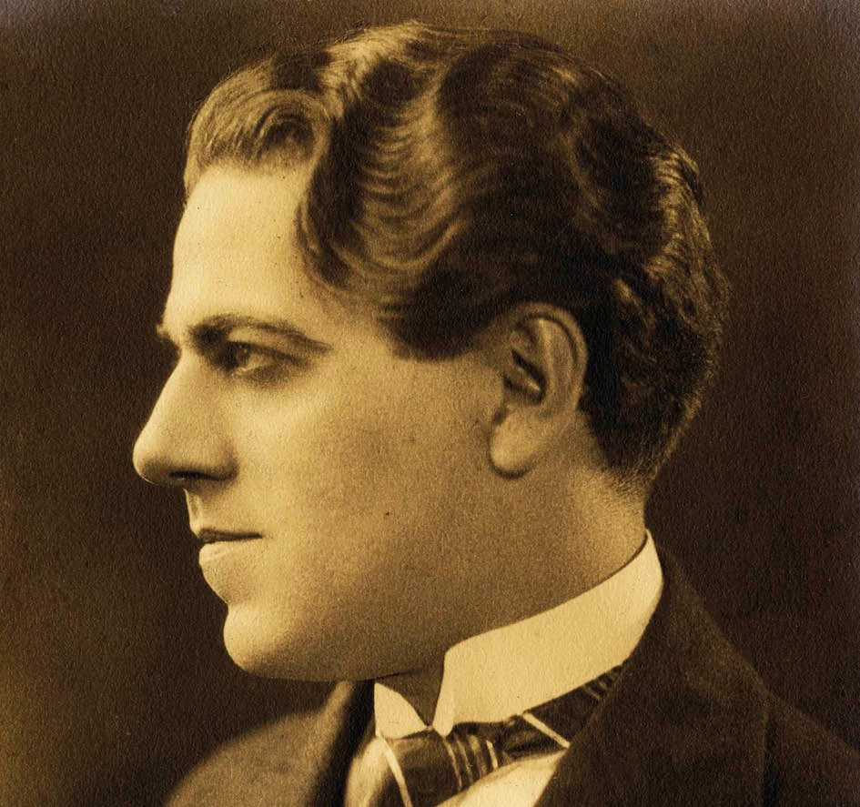 No e-book "O maestro do mundo: Heitor Villa-Lobos (1887-1959) e a diplomacia cultural brasileira", o historiador Pedro Belchior revela como o célebre compositor brasileiro exerceu um papel central na diplomacia cultural do país. A obra examina as relações entre música, política e diplomacia a partir do legado de Villa-Lobos, oferecendo uma leitura inédita sobre como a música brasileira se projetou no exterior durante o século XX.