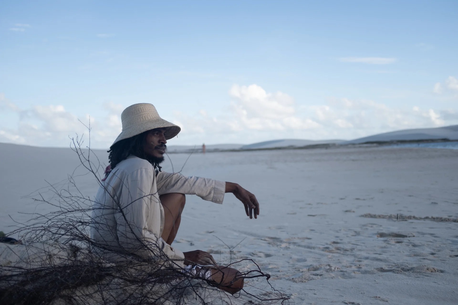 O longa BETÂNIA participa da seleção do 26º Festival do Rio, na mostra competitiva Première Brasil. O filme será exibido no dia 6/10 (dom), às 21h45min (p/ convidados), no Estação Net Gávea, e 7/10 (seg), às 16h30min, com debate no Cine Odeon. Sinopse: Depois de perder o marido para o derrame, em decorrência do excesso de sal que é fruto das dietas de lugares sem energia elétrica, Betânia, 65, parteira, mãe e avó insiste em sobreviver no isolado povoado entre as dunas dos Lençóis Maranhenses enquanto resiste ao clamor das filhas para que se mude para Betânia, o povoado onde ela nasceu, porém jamais habitou.