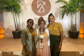 Afroturismo - A coordenadora da Embratur, Tania Neres, entre Anita Moreau, fundadora e CEO da Black Travel Summit, e Martinique Lewis, presidente da Black Travel Alliance e chefe de relacionamento do evento (Foto: Black Travel Summit/Divulgação)