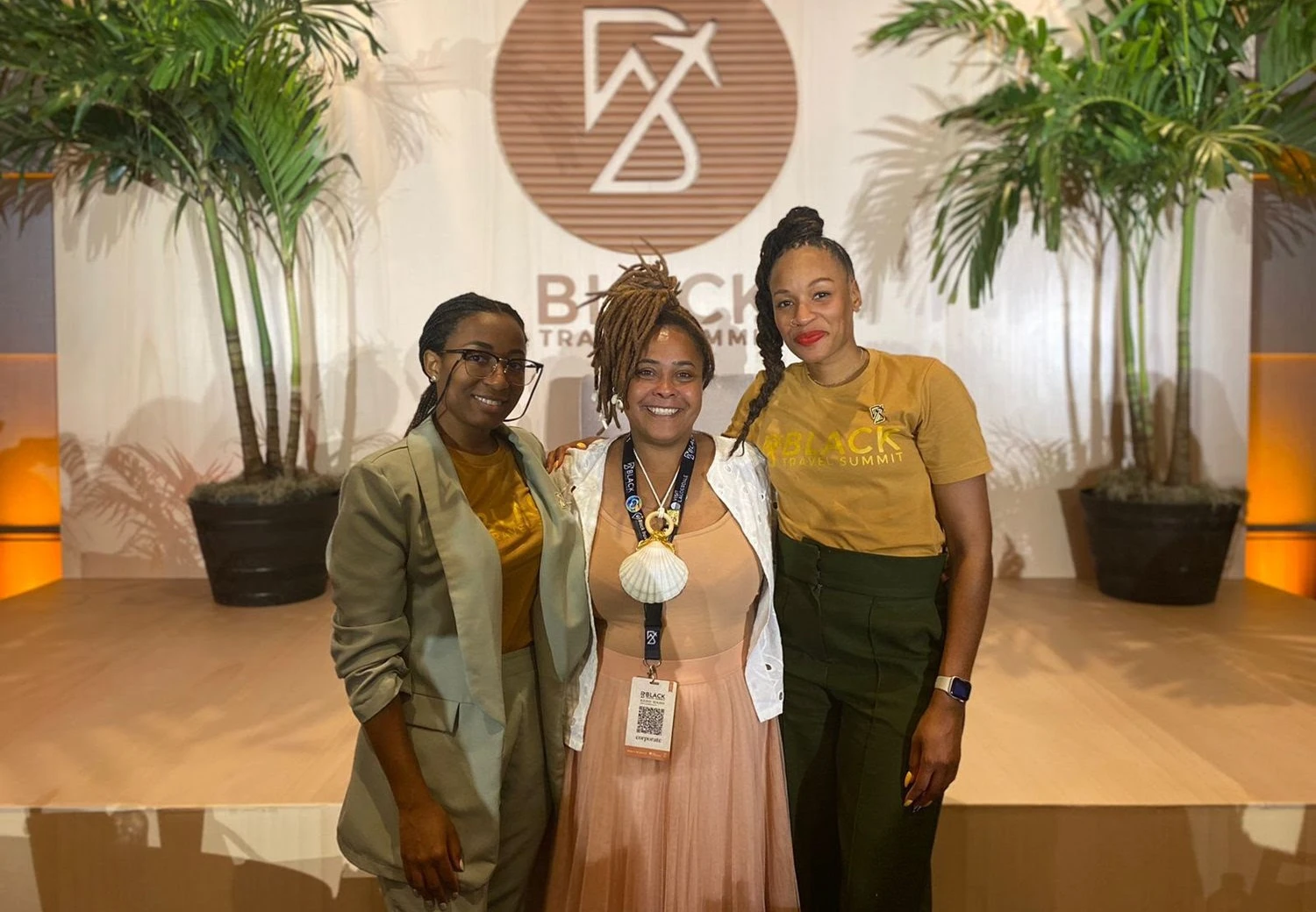 Afroturismo - A coordenadora da Embratur, Tania Neres, entre Anita Moreau, fundadora e CEO da Black Travel Summit, e Martinique Lewis, presidente da Black Travel Alliance e chefe de relacionamento do evento (Foto: Black Travel Summit/Divulgação)
