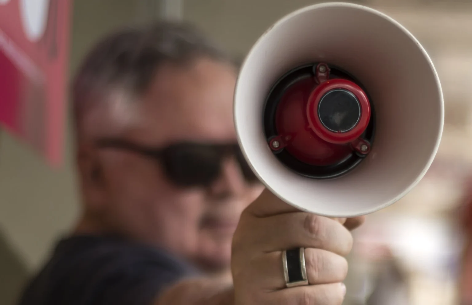 Com voz e violão, Claudio Agá transforma dilemas sociais e políticos em música no álbum Lugar de Fala.