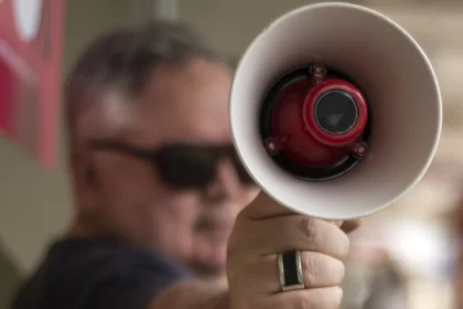 Com voz e violão, Claudio Agá transforma dilemas sociais e políticos em música no álbum Lugar de Fala.