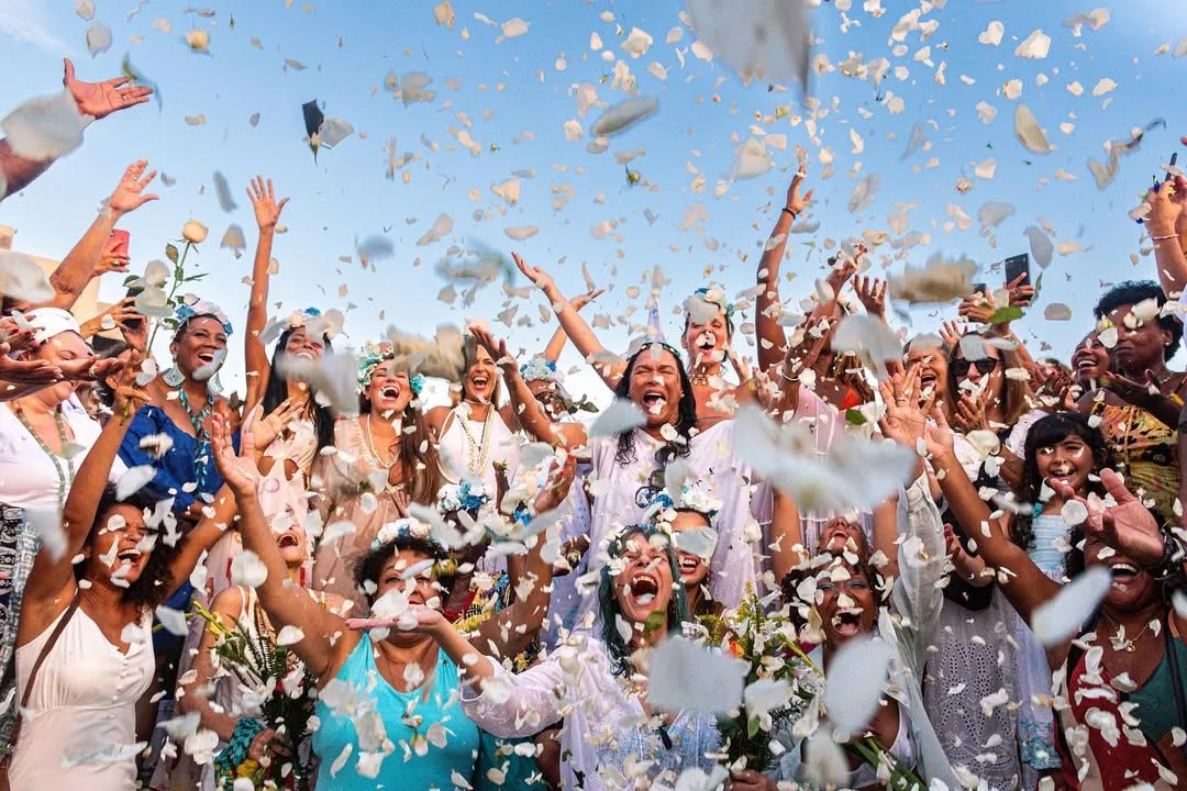 Dia de Iemanjá no Arpoador terá cortejo, surfistas com oferendas e giras de umbanda** Terceira edição do evento acontece no dia 2 de fevereiro e promete reunir mais de 25 mil pessoas para celebrar a Rainha do Mar com música, dança e espiritualidade.