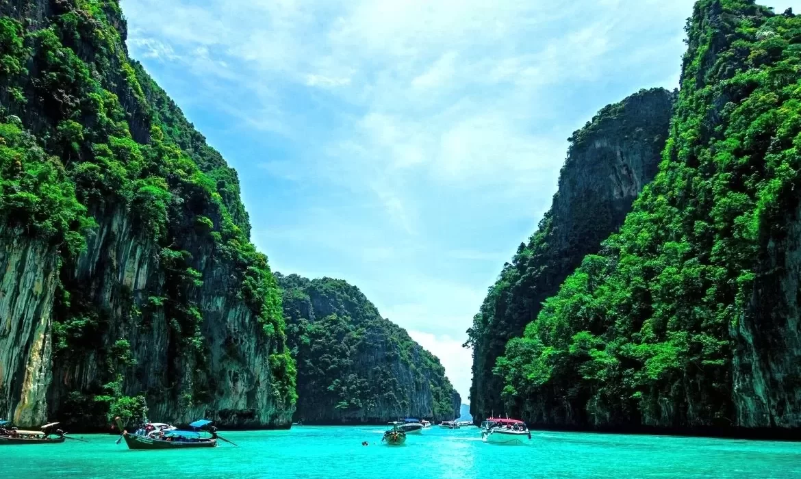 phuket tailandia Setor aéreo aquecido: Azul transporta 1,3 milhão a mais, LATAM contrata e Emirates libera passe regional