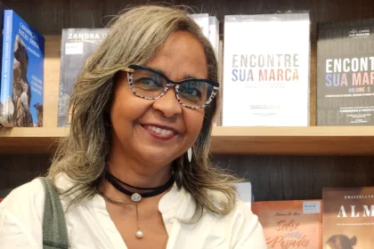 Antonia Maria, autora de Famílias Adictas, participa da Flip com autógrafos e palestra sobre como transformar o silêncio da dor em palavra e reconstrução.