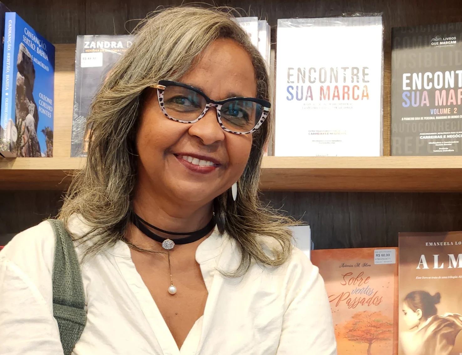 Antonia Maria, autora de Famílias Adictas, participa da Flip com autógrafos e palestra sobre como transformar o silêncio da dor em palavra e reconstrução.