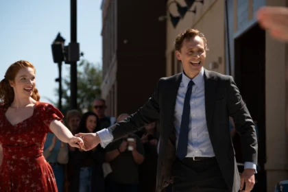 VENCEDOR DO PRÊMIO DO PÚBLICO NO FESTIVAL DE TORONTO, A VIDA DE CHUCK É TAMBÉM EXALTADO PELA CRÍTICA; VEJA