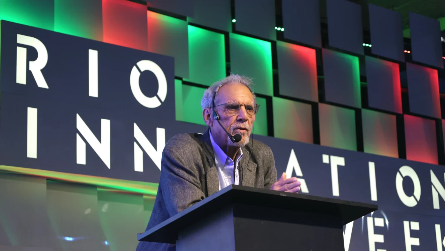 “Prefiro o Dalai Lama a Elon Musk”: Daniel Goleman provoca e encanta no RIW 2025