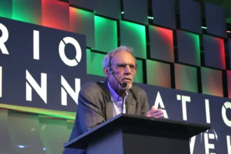 “Prefiro o Dalai Lama a Elon Musk”: Daniel Goleman provoca e encanta no RIW 2025