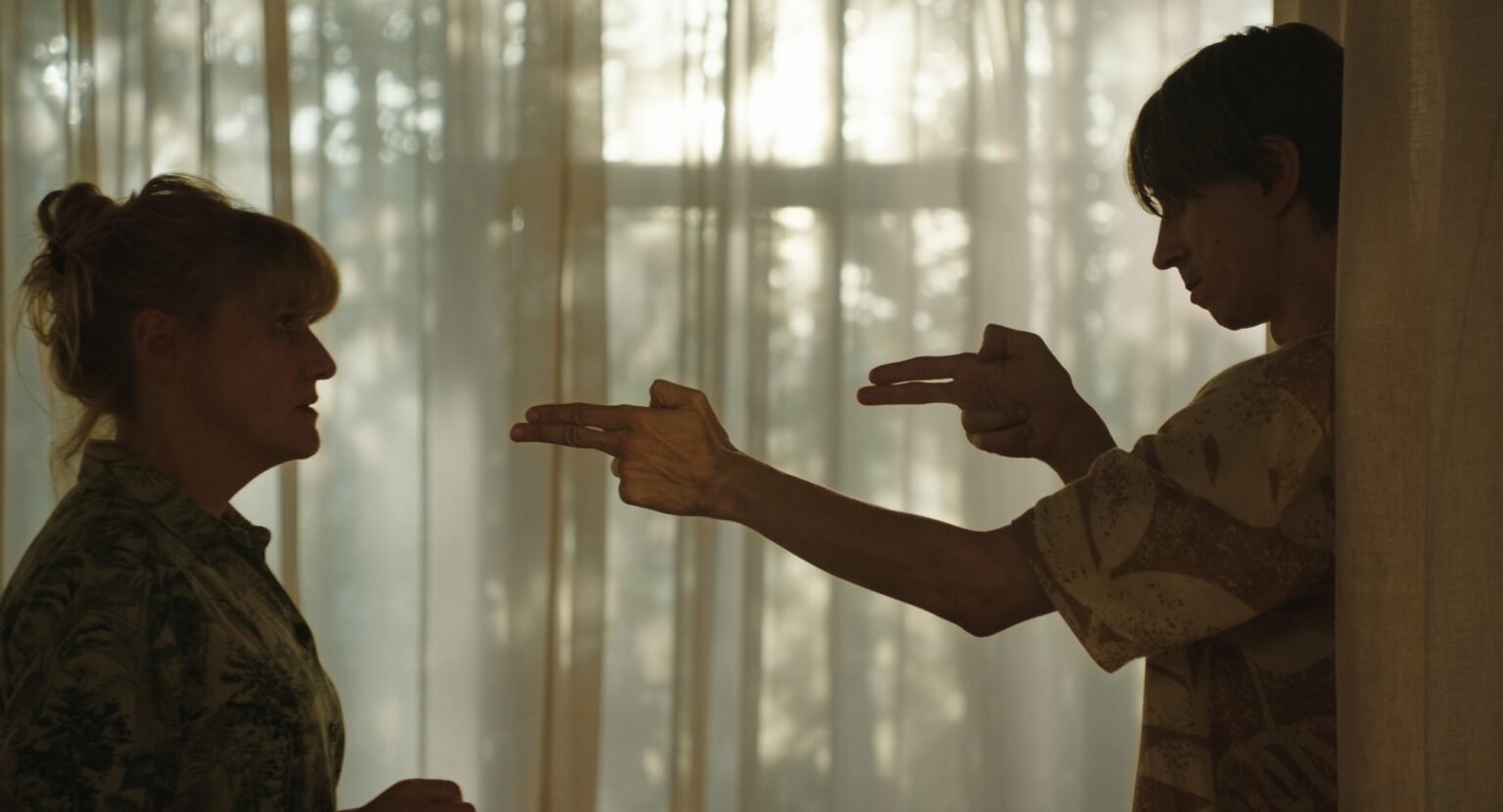 Jelena Kordi? Kuret e Adnan Omerovic em cena de O Homem Mais Feliz do Mundo- Divulgação Pandora Filmes