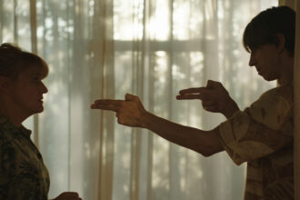 Jelena Kordi? Kuret e Adnan Omerovic em cena de O Homem Mais Feliz do Mundo- Divulgação Pandora Filmes