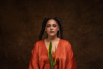 Poeta pernambucana Luna Vitrolira participa de imersão no Sesc Niterói antes de Eurotour inédita pela Europa