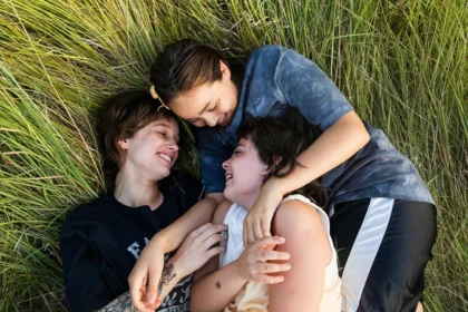 Bianca Delbravo, Dilvin Asaad e Safira Mossberg em cena de Paraíso em Chamas- Divulgação Pandora Filmes