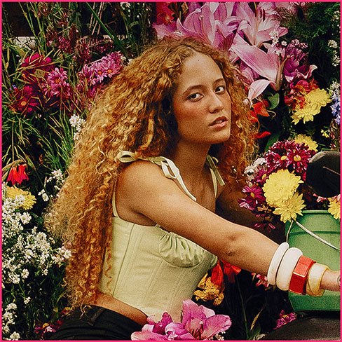 Programação Manouche de 24 a 30/09: a cantora carioca Alulu lança seu primeiro álbum, estreia da festa STUDIO e conversas de Maria Fortuna com o casal Mãeana e Bem Gil