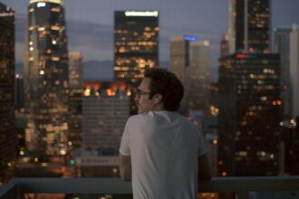 Joaquin Phoenix em cena de Her(2013)- filme presente na mostra "Do sonho à realidade: cinema e inteligência artificial"