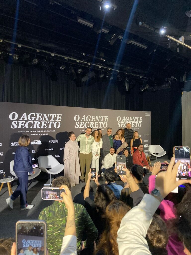 Elenco de O Agente Secreto em coletiva realizada no dia 28/10- Foto por André Quental Sanchez