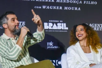 Wagner Moura e Alice Carvalho em coletiva de O Agente Secreto- Foto Edu Araujo/ Agnews