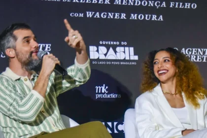 Wagner Moura e Alice Carvalho em coletiva de O Agente Secreto- Foto Edu Araujo/ Agnews