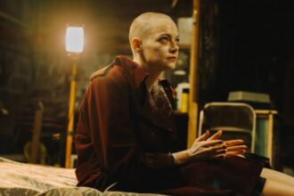 Emma Stone em "Bugonia"- Divulgação Universal Pictures