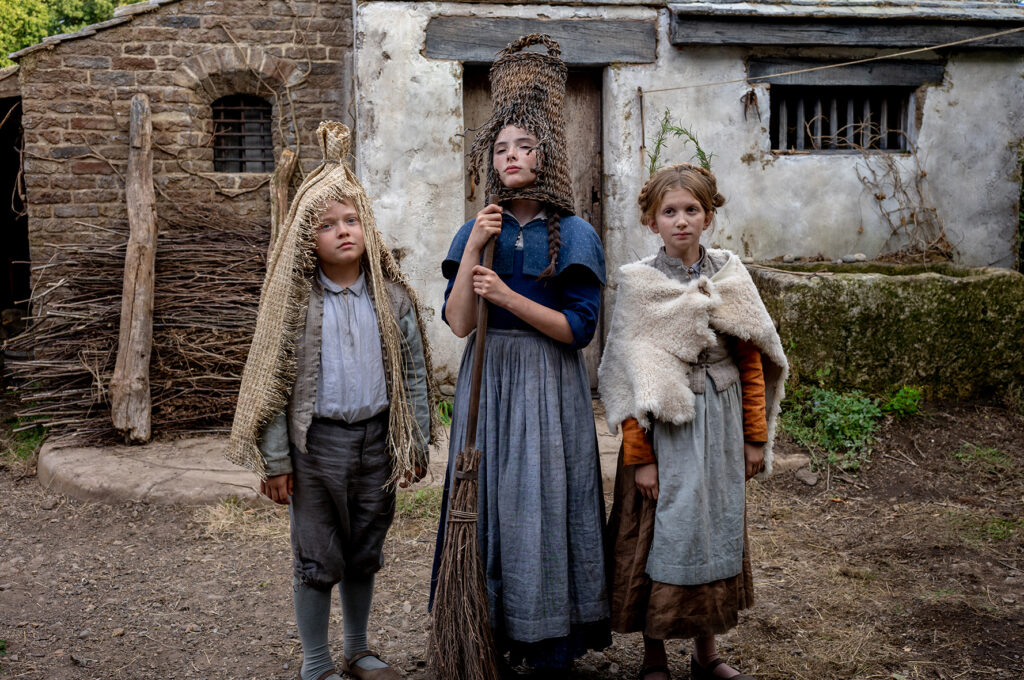 Jacobi Jupe como Hamnet, Bodhi Rae Breathnach como Susanna e Olivia Lynes como Judith em HAMNET.
Credit: Agata Grzybowska / © 2025 FOCUS FEATURES LLC