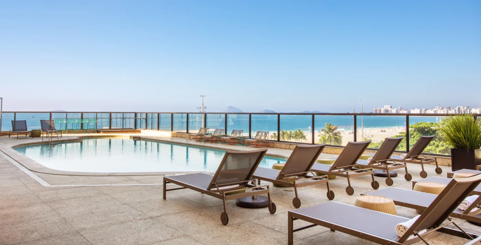 na imagem a piscina do rooftop do hilton sunset